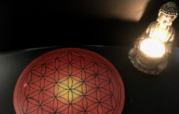 Mandala rouge, bouddha avec une bougie