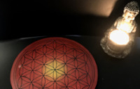 Mandala rouge, bouddha avec une bougie