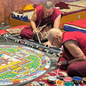 Moines créant un mandala de sable